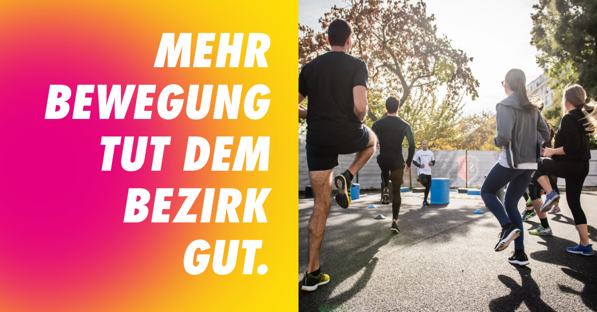 Links steht der Spruch: Mehr Bewegung tut dem Bezirk gut. Rechst trainiert eine Gruppe auf einem asphaltierten Platz im Freien.