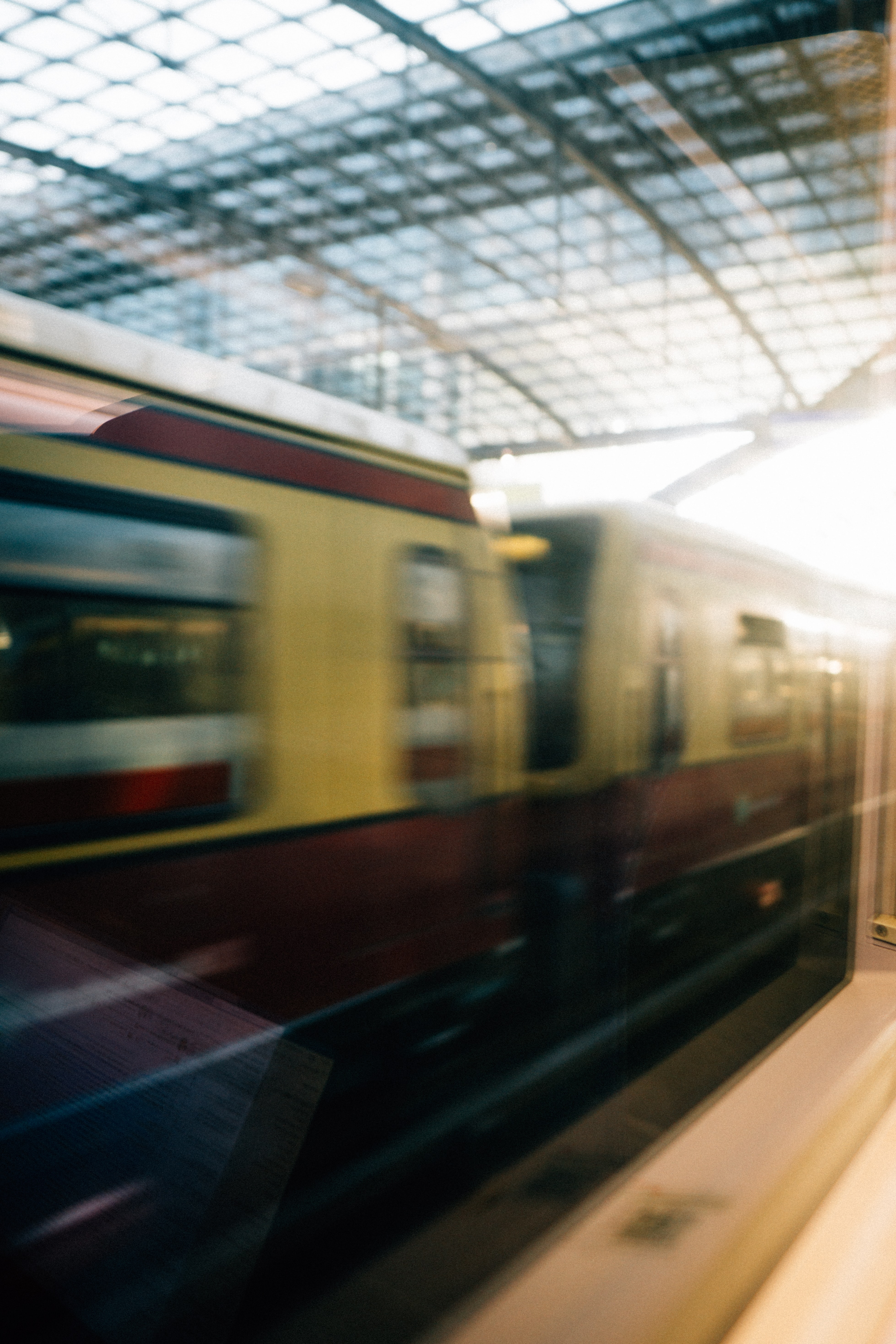Die Berliner S-Bahn fährt morgens bei Sonnenaufgang in den Hauptbahnhof in Deutschland ein.