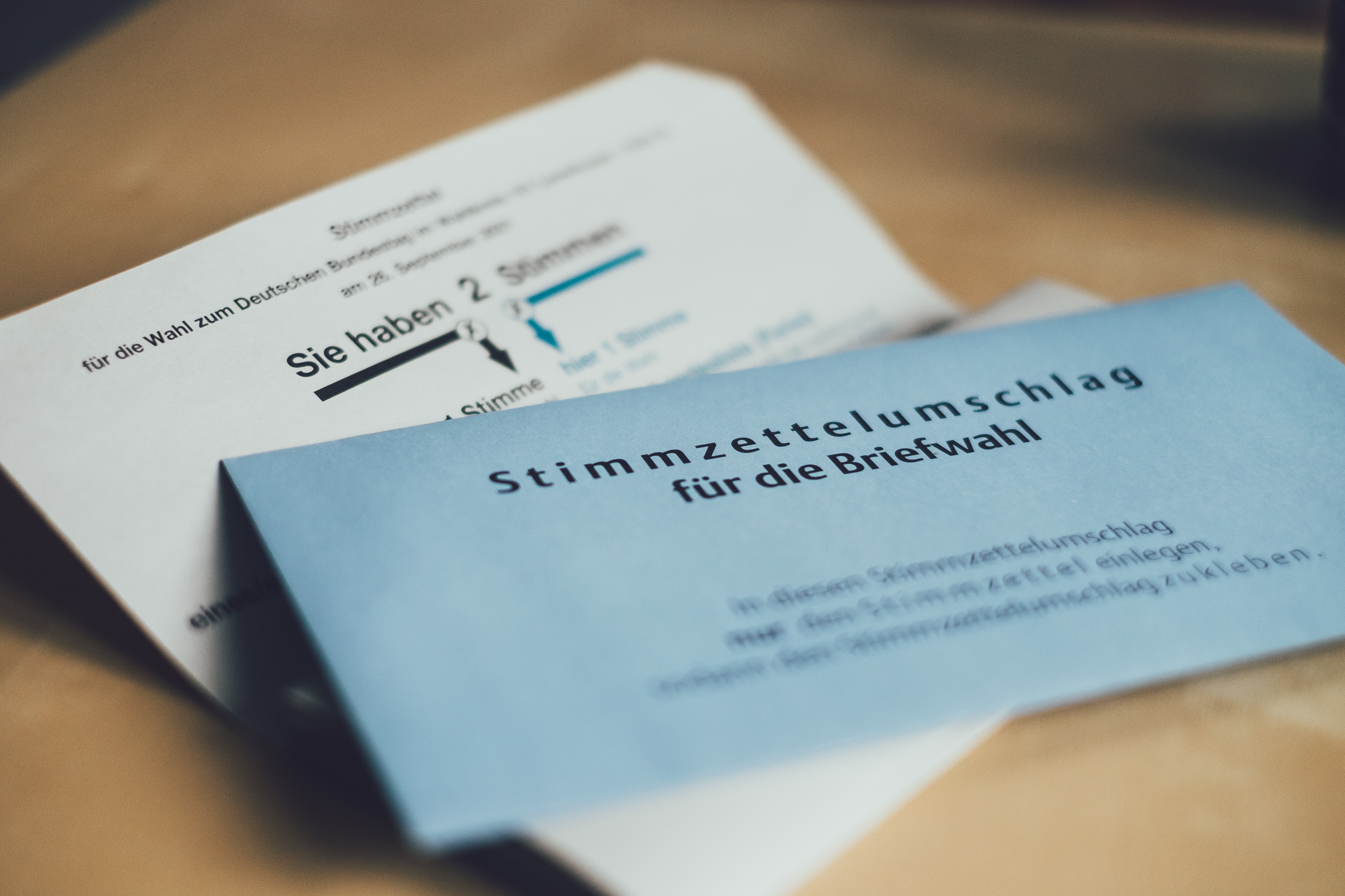 Zu sehen sind zwei Stimmzettel für die Briefwahl.