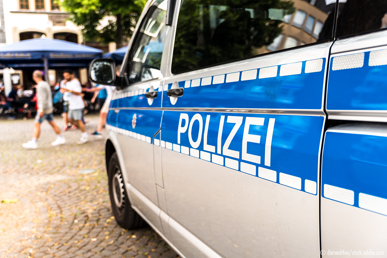 Das Foto zeigt ein Polizeiauto.