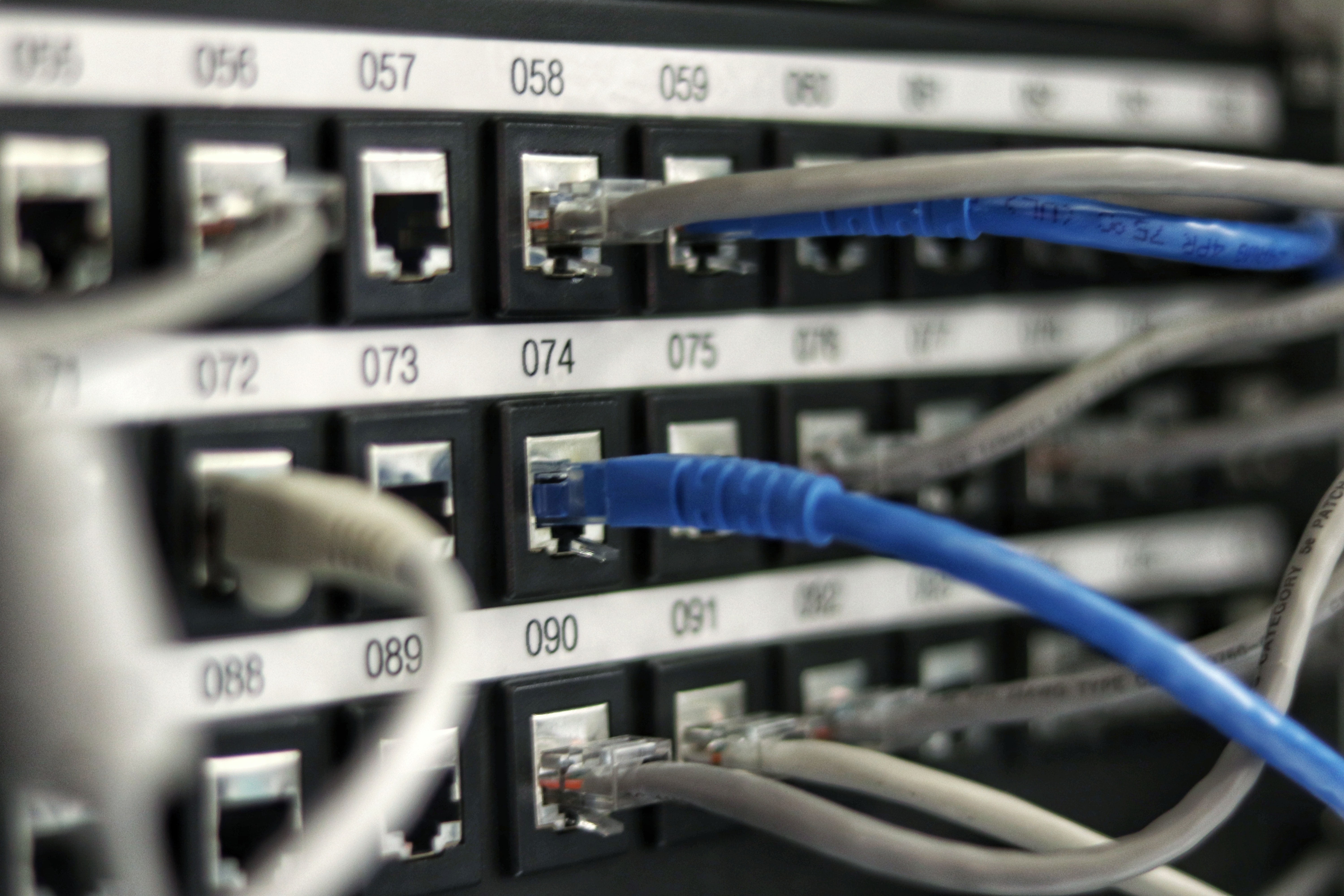 Zu sehen ist die Rückseite eines Server-Racks aus denen 