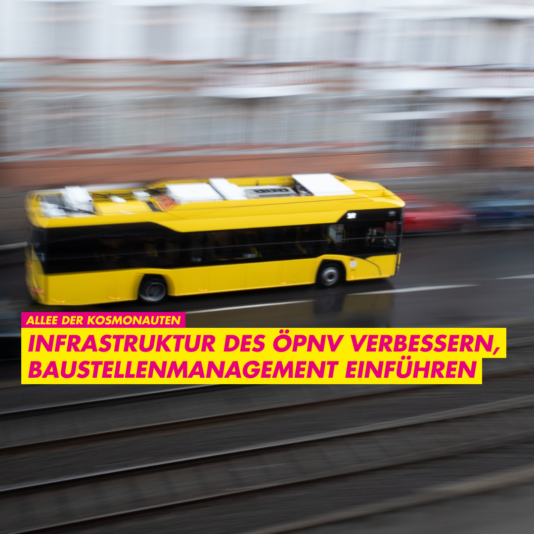 Ein bus mit dem text: ÖPNV-Infrastruktur verbessern, zentrales Baustellenmanagement fehlt. Grüne behindern Lösungen.