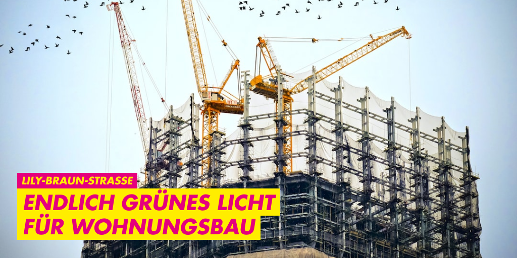 Auf dem Bild sieht man mehrere Kräne, die ein Haus bauen.