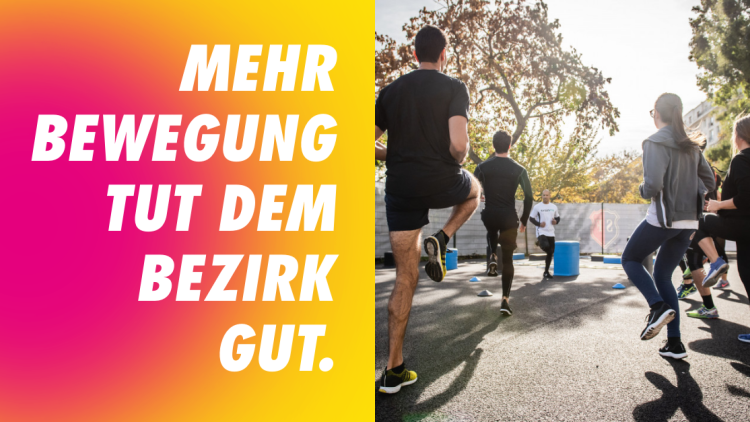 Links steht der Spruch: Mehr Bewegung tut dem Bezirk gut. Rechst trainiert eine Gruppe auf einem asphaltierten Platz im Freien.