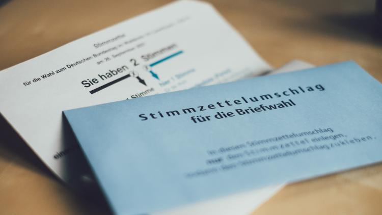 Zu sehen sind zwei Stimmzettel für die Briefwahl.
