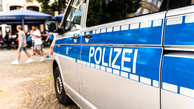 Das Foto zeigt ein Polizeiauto.