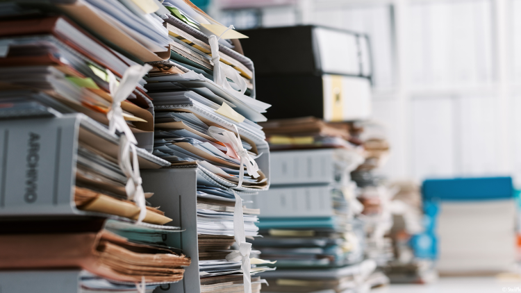 Das Bild zeigt einen Aktenstapel.