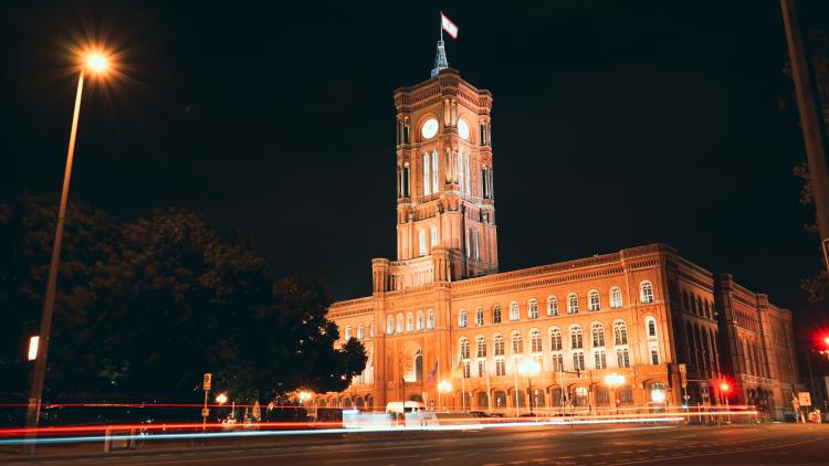 Das Rote Rathaus bei Nacht.