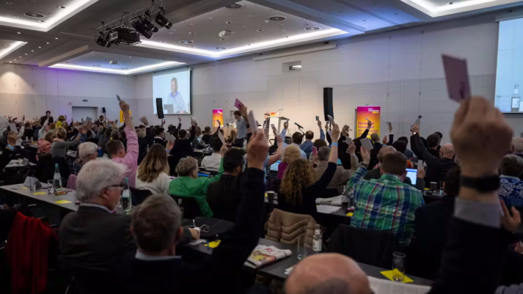 Die Delegierten stimmen beim Landesparteitag über die Ziele für 2026 ab.