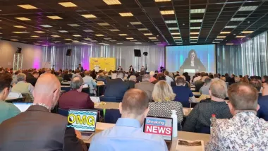 Auf dem Bild sind die vollen Delegiertenreihen der FDP Berlin beim Parteitag zu sehen.