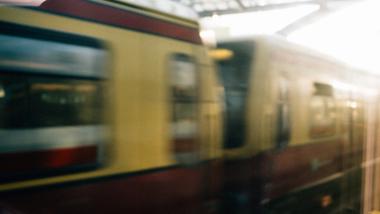 Die Berliner S-Bahn fährt morgens bei Sonnenaufgang in den Hauptbahnhof in Deutschland ein.