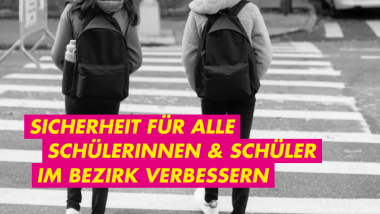 Auf dem Bild sind zwei Schülerinnen zu sehen, die einen Zebrastreifen überqueren. Dazu der Text: &quot;Sicherheit für alle Schülerinnen und Schüler im Bezirk verbessern&quot;