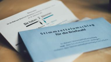 Zu sehen sind zwei Stimmzettel für die Briefwahl.