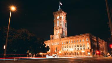 Das Rote Rathaus bei Nacht.