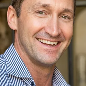 Das Bild zeigt Christian Haase vor einem dunkel Hintergrund.